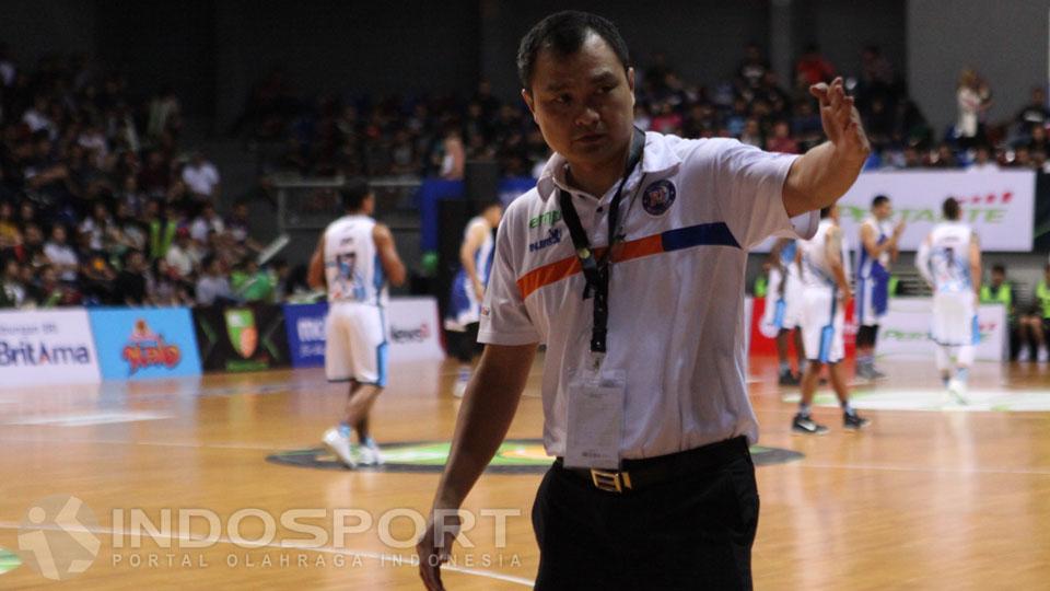 Pelatih Pelita Jaya, Johanis Winar memberikan arahan pada anak asuhnya.